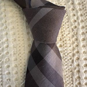 BURBERRY. Necktie. Classic pattern in gray and brown
